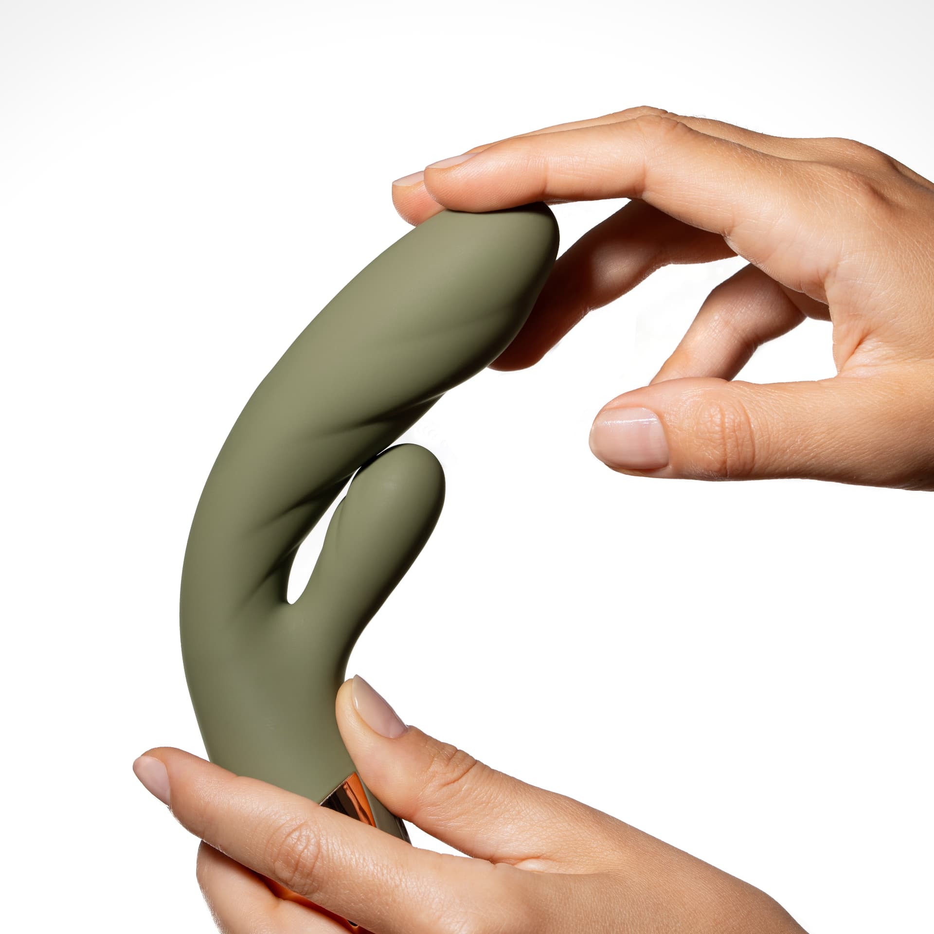 Hände halten den olivfarbenen Ophé Rabbit-Vibrator von Ladyluv
